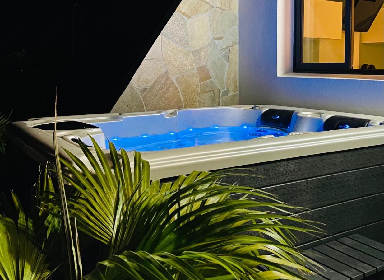 Ti Karet - Charmant Logement Avec Jacuzzi Et Vue Mer Terre-De-Haut Exterior photo